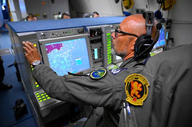 지난 19일(현지시간) 폴란드 영공을 비행 중인 나토 공중조기경보통제기(AWACS)에서 전술 통제관이 공중 및 지상 상황을 평가하고 있다. AFP연합뉴스