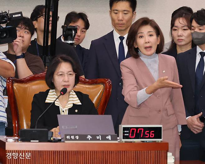 국회 법제사법위원회가 22일 연 검찰개혁 입법청문회에서 추미애 법사위원장(왼쪽)이 발언 기회를 주지 않자 나경원 국민의힘 의원이 위원장석으로 다가가 항의하고 있다. 박민규 선임기자