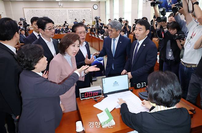 국회 법제사법위원회가 22일 연 검찰개혁 입법청문회에서 추미애 법사위원장이 더불어민주당 비판 유인물 철거를 요구하자 국민의힘 의원들이 위원장석 앞에서 항의하고 있다. 박민규 선임기자