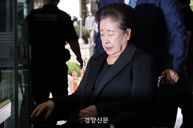 한학자 통일교 총재가 22일 구속 영장 심사를 받기 위해 서울 서초구 서울중앙지방법원으로 출석하고 있다. 성동훈 기자