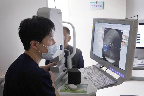 이 초기 당뇨망막병증 진단에 필수적인 광각안저촬영을 하고 있다.  부산의료원 제공