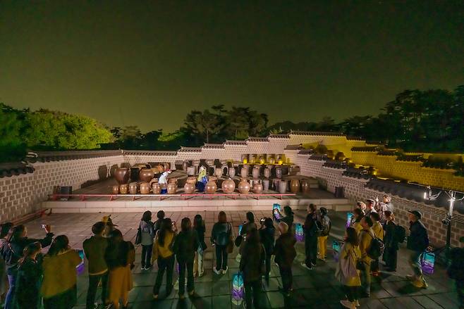 Visitors can watch a theatrical performance at a royal storage site during the Gyeongbokgung Starlight Tour. (Korea Heritage Service)