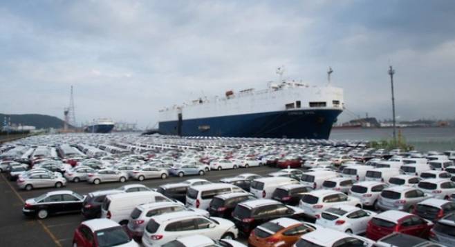 현대자동차 울산공장 인근 수출 선적장에 수출차량들이 수출선에 오르기 전 대기하고 있다. 현대글로비스 제공