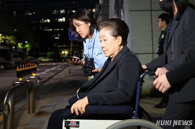 윤석열 정권과 통일교가 연관된 정교유착 국정농단 의혹을 받는 한학자 통일교 총재가 22일 서울중앙지법에서 구속 전 피의자 심문(영장실질심사)을 마친 뒤 대기 장소인 서울구치소로 향하고 있다.