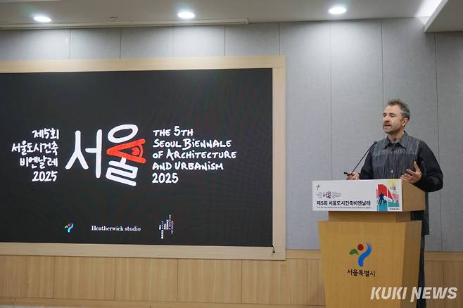 토마스 헤더윅 총감독이 22일 서울 중구 서울시청에서 열린 ‘제5회 서울도시건축비엔날레’ 기자설명회에서 전시 주제와 내용을 발표하고 있다. 노유지 기자