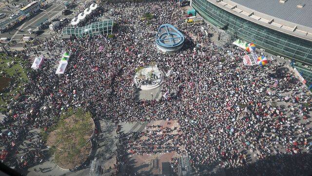 국민의힘이 21일 대구 동대구역 광장에서 주최한 ‘야당탄압·독재정치 국민 규탄대회’ 참석자들이 손팻말과 태극기를 흔들고 있다. 당 관계자는 7만여명이 참석한 것으로 추산했다. 국민의힘 장외집회는 2020년 1월 이후 약 5년8개월 만이다. 연합뉴스