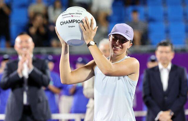 이가 시비옹테크(폴란드)가 21일 서울 송파구 올림픽공원 테니스코트에서 열린 2025 여자프로테니스(WTA) 투어 코리아오픈 단식 결승 시상식에서 달항아리 형태의 우승컵을 들어 보이고 있다. 연합뉴스