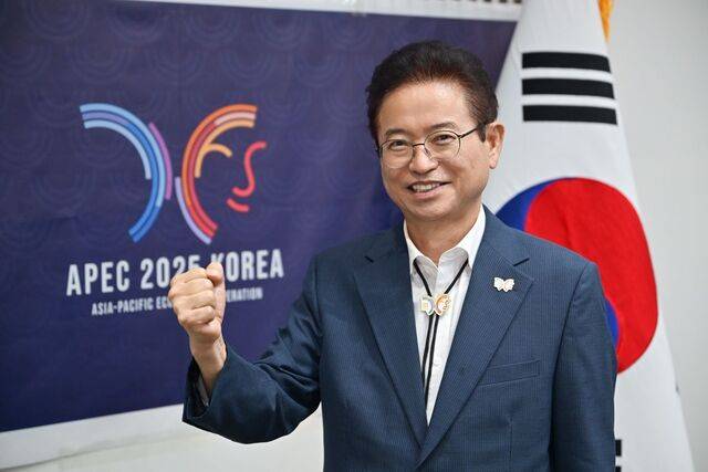 이철우 경북도지사가 경주에 마련한 ‘APEC 도지사실’에서 APEC 정상회의 성공 개최를 다짐하고 있다. 이 지사는 행사 주요 시설이 90% 이상의 공정률을 보이고 있다면서 경주의 글로벌 문화도시 도약, 한류의 본고장 경북 홍보를 바탕으로 대한민국의 경제·문화 위상을 제고하고, 세계의 화합·통합의 장을 만들 준비에 최선을 다하고 있다고 설명했다. 경북도 제공