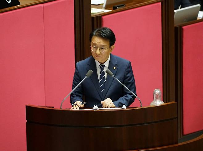 권칠승 더불어민주당 의원이 지난 18일 국회 대정부질문에서 경제부분 질의를 하고 있는 모습. 권 의원실 제공