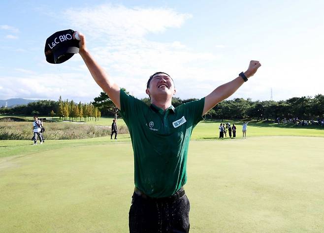 21일 경북 구미시 골프존카운티 선산에서 열린 KPGA투어 골프존오픈에서 7년여만에 통산 2승째를 거둔 박성국이 동료들의 축하 물 세례를 받은 뒤 포효하고 있다. KPGA