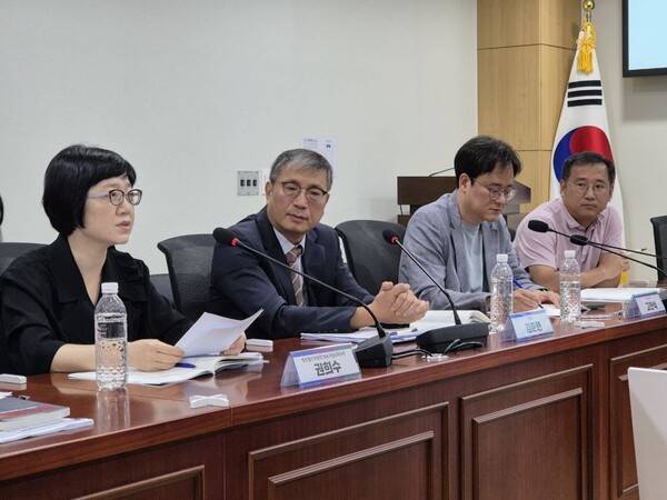 ▲권희수 방통위 방송지원정책과장이 22일 서울 여의도 의원회관에서 열린 '민주주의 회복을 위한 언론 정상화' 토론회에서 토론하고 있다. 사진=김예리 기자