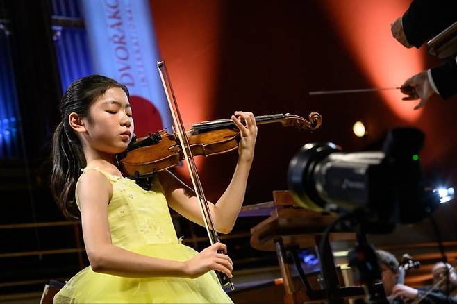 지난 13일(현지시간) 체코 프라하에서 열린 제59회 안토닌 드보르작 국제 청소년 라디오 콩쿠르 결선에서 차이콥스키 바이올린 협주곡을 연주하고 김연아. 사진=코코클래식·(c)Petra Hajska