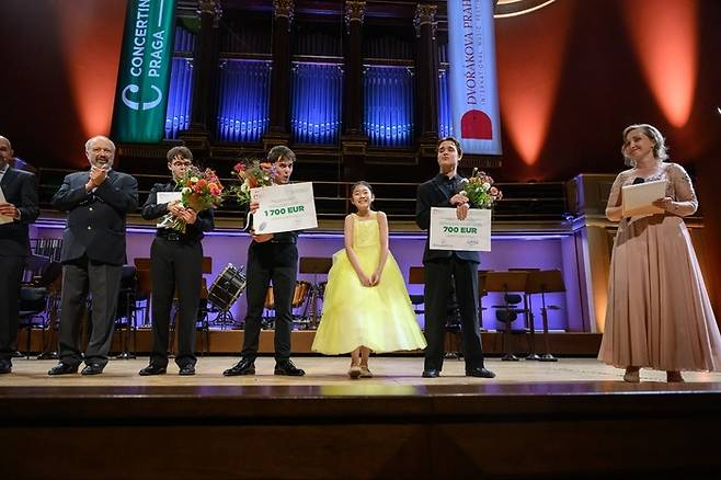 최연소로 수상한 바이올리니스트 김연아(왼쪽 넷째)와 다른 수상자들이 함께 기념 촬영을 하고 있다. 사진=코코클래식·(c)Petra Hajska