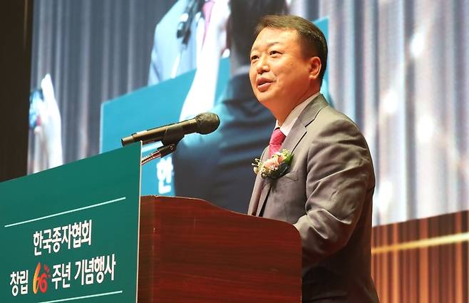 김창남 한국종자협회 회장이 지난 18일 대전 호텔 ICC에서 개최된 협회 창립 60주년 기념행사에서 기념사를 하고 있다.<사진제공=한국종자협회>