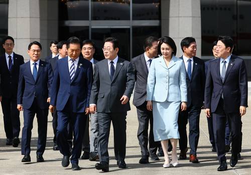 이재명 대통령이 미국 뉴욕에서 열리는 유엔총회 참석을 위해 22일 경기 성남 서울공항에서 공군 1호기로 향하며 정청래 더불어민주당 대표와 대화하고 있다. [김호영기자]