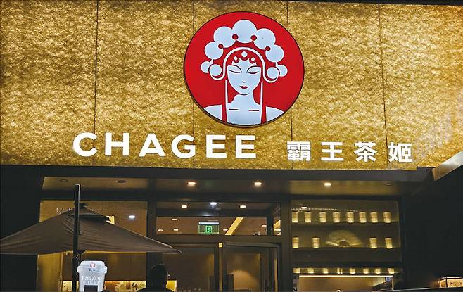 헤이티, 차백도, 패왕차희 등 중국 밀크티 브랜드들이 앞다퉈 한국 진출을 꾀한다. 포화된 중국 시장을 벗어나 한국에서 덩치를 키우겠다는 복안이다. 사진 위에는 건대입구역에 위치한 헤이티 매장. 아래는 한국 진출을 준비 중인 패왕차희의 베이징 매장 전경. (반진욱 기자)