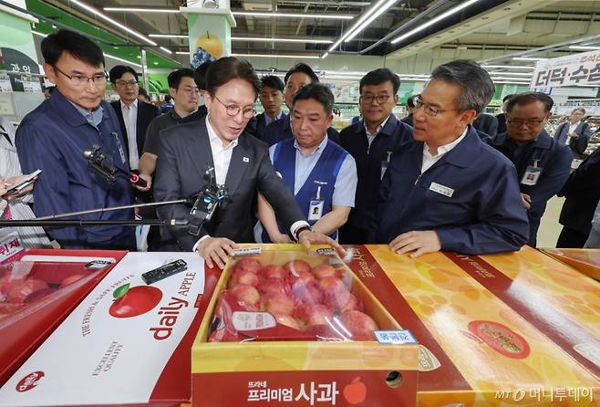 김민석 국무총리가 22일 서울 서초구 하나로마트 양재점을 방문, 추석 맞이 물가 현장점검을 하고 있다./사진=뉴시스