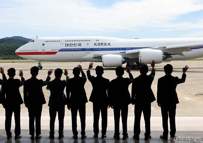 (성남=뉴스1) 황기선 기자 = 강훈식 대통령 비서실장 등 환송객들이 22일 오전 경기도 성남 서울공항에서 이재명 대통령이 탑승한 공군1호기를 향해 손을 흔들고 있다. 2025.9.22/뉴스1  Copyright (C) 뉴스1. All rights reserved. 무단 전재 및 재배포,  AI학습 이용 금지. /사진=(성남=뉴스1) 황기선 기자