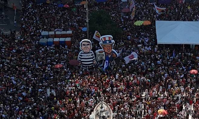 21일(현지시간) 브라질 리우데자네이루에서 자이르 보우소나루 전 대통령의 사면 법안과 도널드 트럼프 미국 대통령을 규탄하는 집회가 개최 중인 모습./로이터=뉴스1