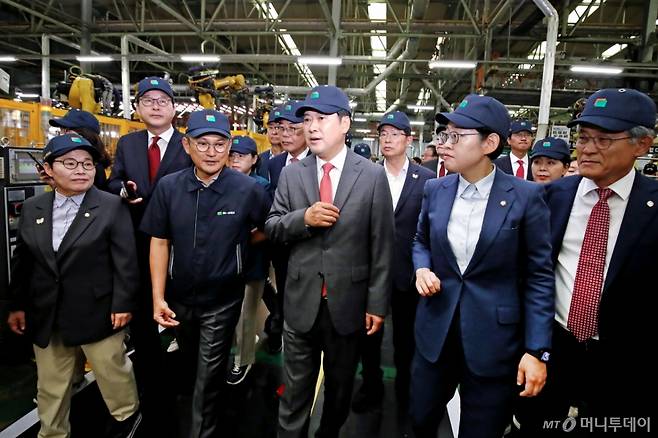 (경산=뉴스1) 공정식 기자 = 장동혁 국민의힘 대표가 22일 오전 경북 경산시의 한 자동차부품 생산업체를 방문해 생산 현장을 살펴보고 있다. 2025.9.22/뉴스1  Copyright (C) 뉴스1. All rights reserved. 무단 전재 및 재배포,  AI학습 이용 금지. /사진=(경산=뉴스1) 공정식 기자