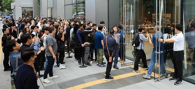 19일 오전 서울 중구 명동 애플스토어에서 시민들이 이날 출시된 애플의 스마트폰 '아이폰17' 제품을 구매하기 위해 입장하고 있다. /사진=뉴스1