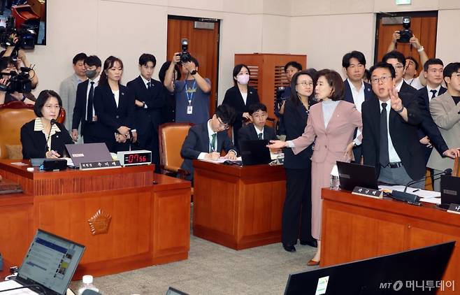[서울=뉴시스] 고승민 기자 = 나경원 등 국민의힘 법사위원들이 22일 서울 여의도 국회에서 열린 법제사법위원회의 검찰개혁 입법청문회에서 추미애 법사위원장 등 여당 의원들에게 항의하고 있다. 2025.09.22. kkssmm99@newsis.com /사진=고승민
