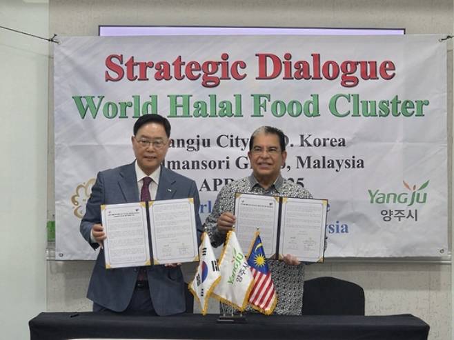 강수현 양주시장(왼쪽)과 텡쿠 레트완 타드만소리그룹 총괄대표가 WHFC 사업 추진을 위한 공동 발표문에 서명하고 기념촬영을 하고 있다. /사진제공=양주시