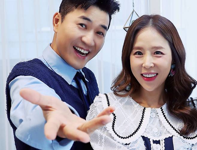 그룹 코요태 리더 김종민이 KBS 2TV '사장님 귀는 당나귀 귀'에 출연해 "결혼하고 나서 책임감이 강해졌다"고 밝혔다. 사진은 2023년 10월3일 쿄요태 멤버 김종민(왼쪽), 신지가 당시 창간 19주년을 맞이한 스타뉴스와의 인터뷰를 진행한 모습. /사진=스타뉴스