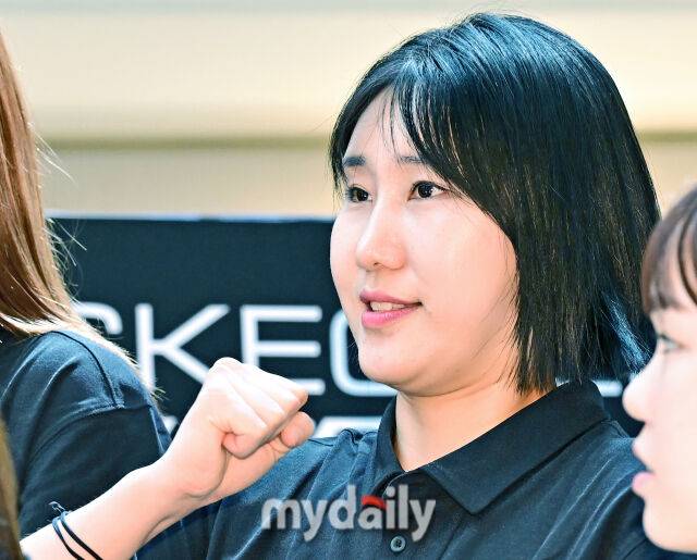 정관장 염혜선이 3일 경기도 고양 스타필드에서 진행된 스포츠 브랜드 스케쳐스 '에어로(AERO) 러닝화' 팝업스토어 오픈 기념행사에 참석해 파이팅 포즈를 취하고 있다./마이데일리