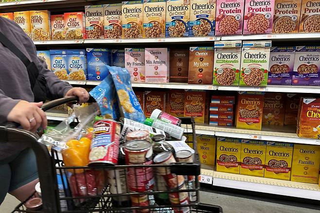 지난 22일(현지시간) 미국 매사추세츠주 메드포드의 한 식료품점에서 진열된 시리얼들. [로이터]