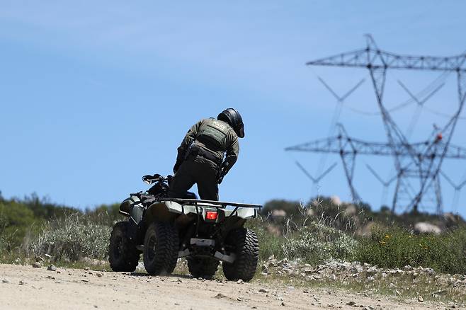 미 국경 순찰관이 20일(현지시간) 캘리포니아주와 접한 멕시코 국경 일대에서 사람들의 발자국을 확인하고 있다. [로이터]