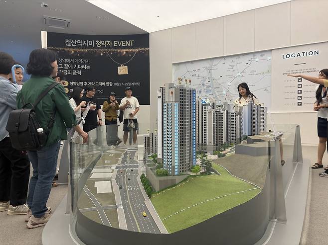 19일 경기도 광명 철산역 자이 견본주택 아파트 모형도를 살펴보는 방문객의 모습  정주원 기자