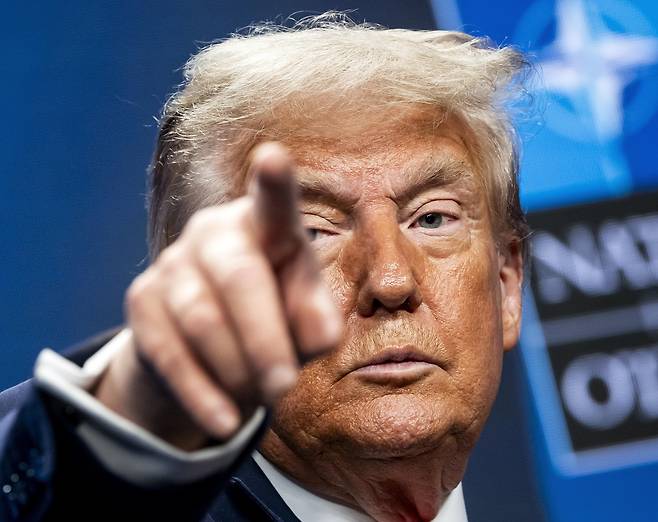 도널드 트럼프 미국 대통령이 25일(현지시간) 네덜란드 헤이그에서 열린 북대서양조약기구(NATO) 정상회의 기자회견에서 연설하는 모습. [EPA]