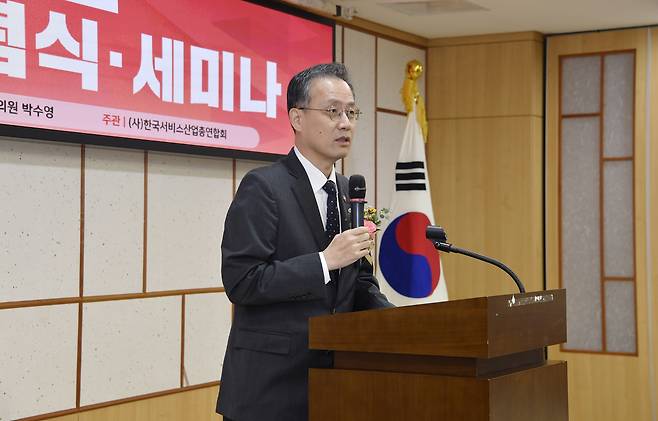 이형일 기획재정부 차관이 9월 22일 오전 서울 영등포구 국회의원회관에서 열린 ‘서비스산업총연합회 창립 13주년 기념 행사’에 참석, 축사를 하고 있다. [기획재정부 제공]