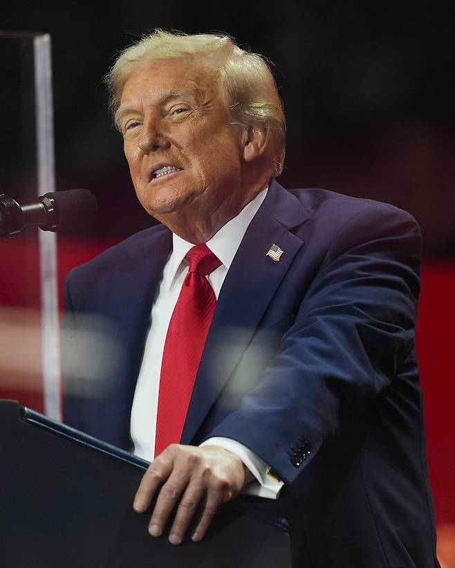 트럼프 미국 대통령이 지난 21일(현지시간) 애리조나주 글렌데일의 스테이트 팜에서 열린 우파 활동가 찰리 커크의 추모식에서 연설하고 있다.[AP]