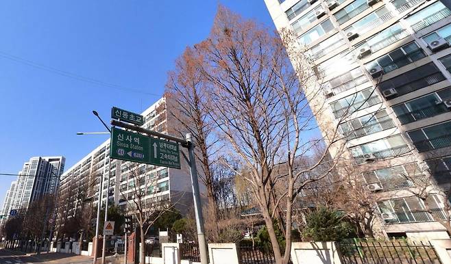 서울 서초구 한강변과 접한 ‘신반포 16차’ 아파트. [네이버 거리뷰]