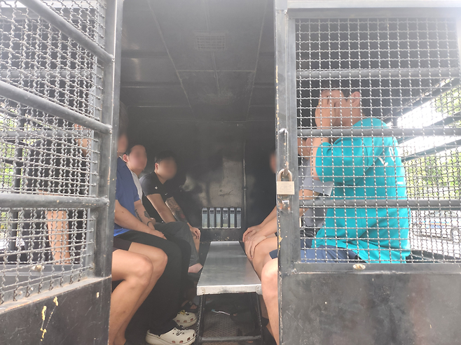 지난 6월 태국 현지에서 검거된 사기 범죄 조직 일당 모습. [서울경찰청 제공]