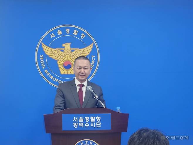 탓차이 피타날라붓 태국 경찰청 스캠 테스크포스(TF) 단장이 22일 서울 마포구 서울경찰청 마포청사에서 진행된 태국 사기 조직 일당 검거 의의를 설명하고 있다.