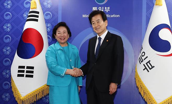 정동영 통일부 장관과 현정은 현대그룹 회장이 22일 서울 종로구 정부서울청사 통일부에서 만나 면담에 앞서 기념촬영을 하고 있다. [연합]