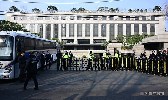윤석열 전 대통령이 파면된 날이었던 지난 4월 4일 서울 종로구 헌법재판소 인근에 경찰 기동대원들이 분주하게 움직이고 있다. 이상섭 기자