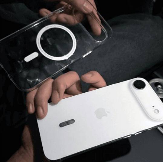 한 소비자가 아이폰 17 에어용으로 유튜브 잇섭이 제작한 케이스를 구매했다가 맥세이프 자석이 떨어졌다고 주장했다. [온라인 커뮤니티 캡처]