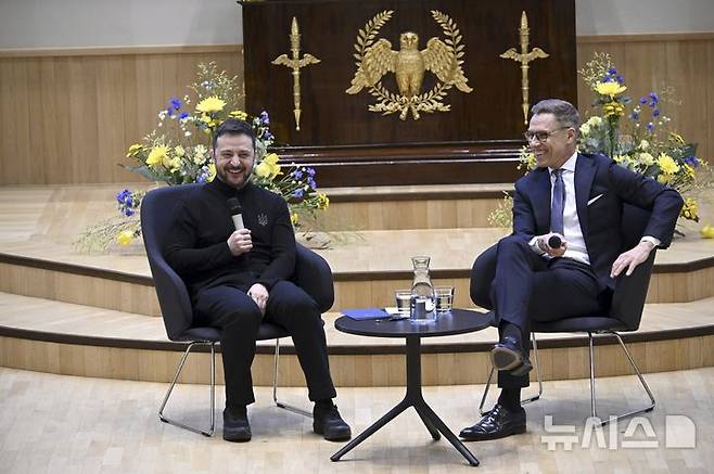 [헬싱키=AP/뉴시스] 볼로디미르 젤렌스키 우크라이나 대통령(왼쪽)과 알렉산데르 스투브 핀란드 대통령이 3월 19일 핀란드 헬싱키 대학교에서 열린 '우크라이나를 위한 유럽의 지지' 토론회에서 발언하고 있다. 2025.09.22.