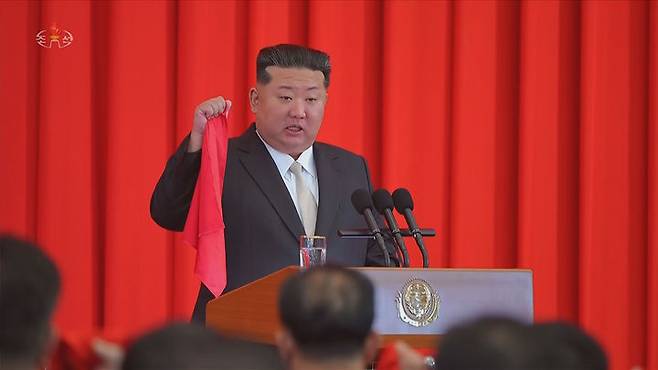 [서울=뉴시스] 북한 조선중앙TV는 지난 9일 김정은 국무위원장이 북한 정권수립 77주년 기념일(9·9절)을 맞아 열린 국기게양식에 참석했다고 10일 보도했다. 사진은 김 위원장이 발언하는 모습. (사진=조선중앙TV 캡쳐) 2025.09.22. photo@newsis.com *재판매 및 DB 금지