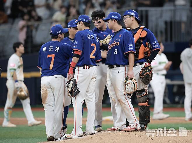 [서울=뉴시스] 정병혁 기자 = 26일 서울 구로구 고척스카이돔에서 열린 2025 KBO리그 한화 이글스와 키움 히어로즈의 경기, 3대1로 승리한 한화 선수들이 기뻐하고 있다. 2025.08.26. jhope@newsis.com