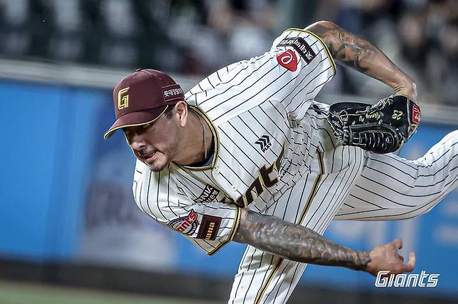 [서울=뉴시스] 프로야구 롯데 자이언츠 빈스 벨라스케즈가 20일 부산 사직구장에서 열린 2025 신한 쏠뱅크 KBO리그 키움 히어로즈와의 경기에 불펜으로 등판해 공을 던지고 있다. (사진=롯데 자이언츠 제공) 2025.09.22. *재판매 및 DB 금지