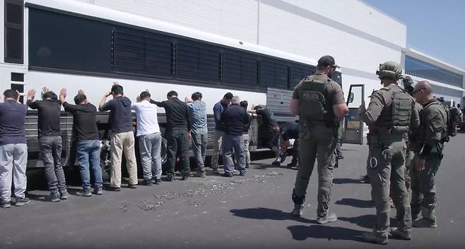 [서울=뉴시스] = 미국 이민 단속 당국이 홈페이지를 통해 지난 4일(현지시간) 조지아주 현대차그룹-LG에너지솔루션의 합작 배터리 공장 건설현장에서 벌인 불법체류·고용 단속 현장 영상을 홈페이지를 통해 공개했다. (사진= ICE 홈페이지 영상 캡쳐) 2025.09.06. photo@newsis.com *재판매 및 DB 금지
