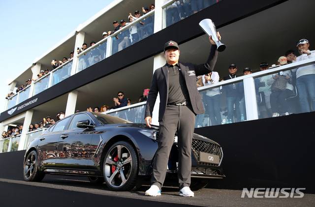 【서울=뉴시스】전신 기자 = 13일 인천 연수구 송도에 위치한 잭니클라우스GCK에서 열린 제네시스 챔피언십에서 우승을 차지한 임성재가 트로피를 들어보이고 있다. 2019.10.13. (사진=제네시스 제공) photo@newsis.com