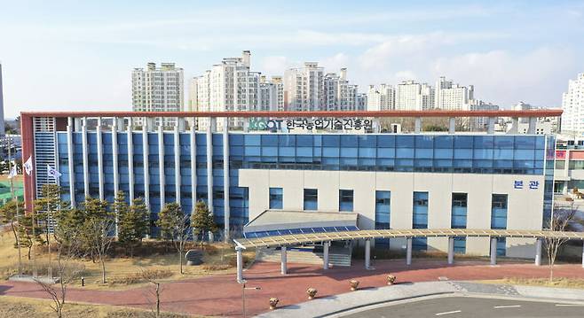 [세종=뉴시스] 농림축산식품부와 한국농업기술진흥원은 오는 5월부터 스마트팜 관련 기업에 재직 중인 인력을 대상으로 정보통신기술(ICT) 실무역량 강화를 위한 전문 교육과정을 운영한다고 24일 밝혔다. 사진은 농진원 전경 .(사진=농진원 제공) 2025.04.24. photo@newsis.com *재판매 및 DB 금지