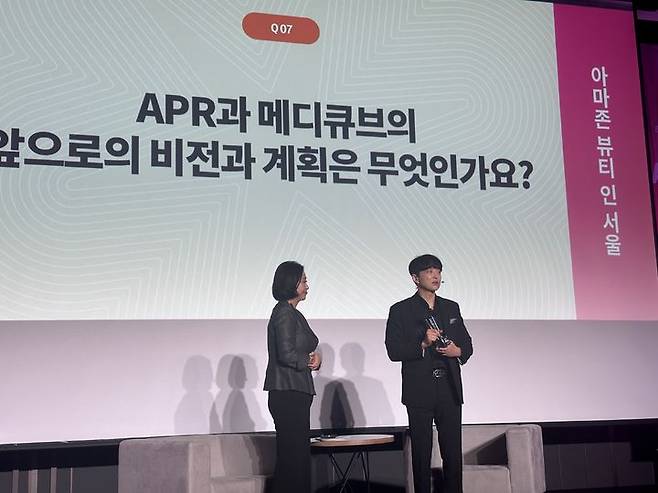 [서울=뉴시스] 전병훈 기자 = 김병훈 에이피알 대표가 19일 서울 코엑스에서 열린 아마존 뷰티 인 서울 2025' 행사에서 '지금 가장 사랑받는 뷰티 브랜드, 메디큐브의 성공 DNA' 주제로 강연하고 있다. *재판매 및 DB 금지