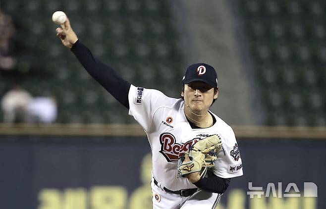 [서울=뉴시스] 정병혁 기자 = 16일 서울 송파구 잠실야구장에서 열린 2025 KBO리그 키움 히어로즈 대 두산 베어스의 경기, 두산 선발 곽빈이 공을 던지고 있다. 2025.09.16. jhope@newsis.com